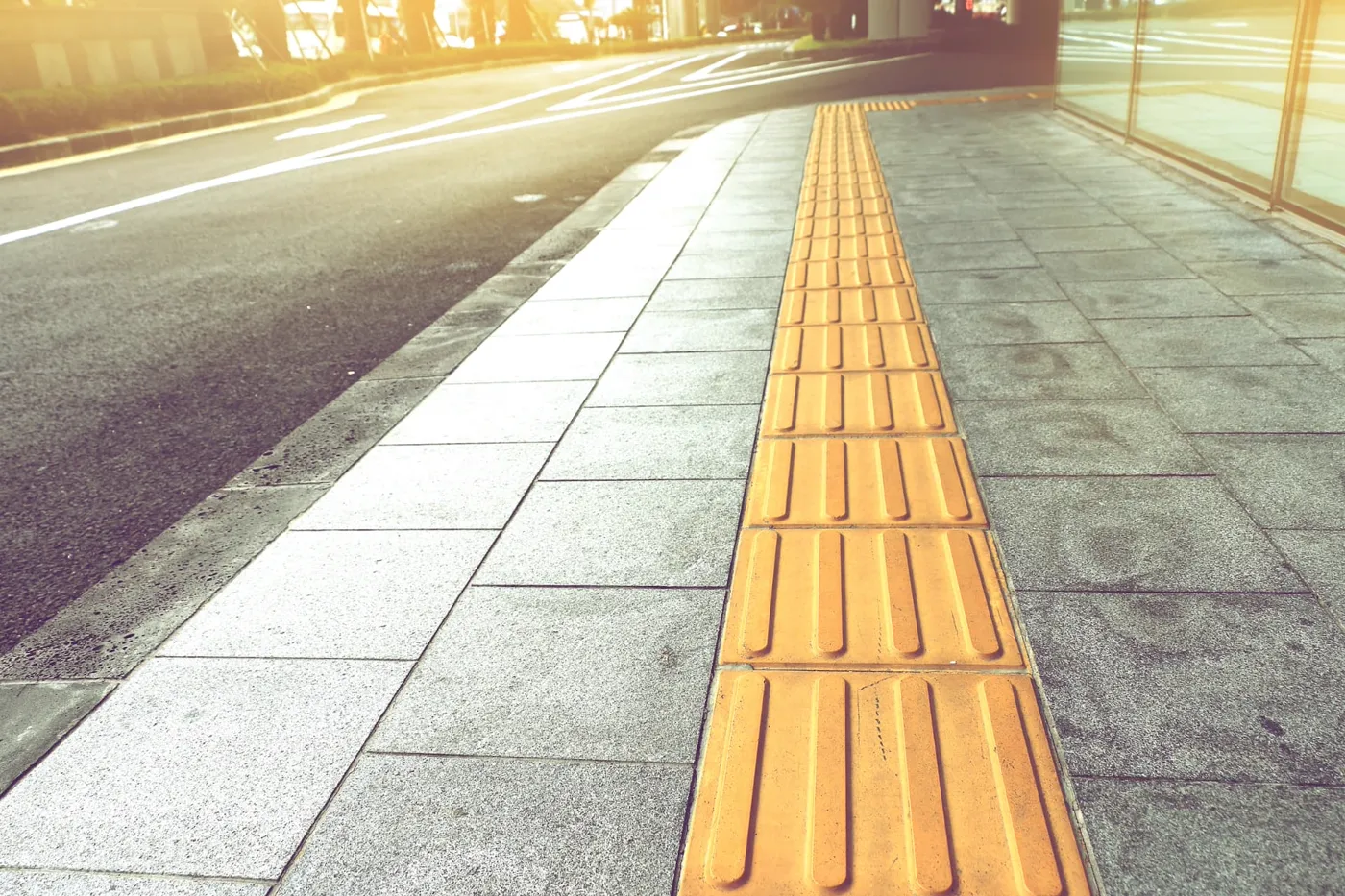 Piso tátil de concreto instalado em calçada urbana